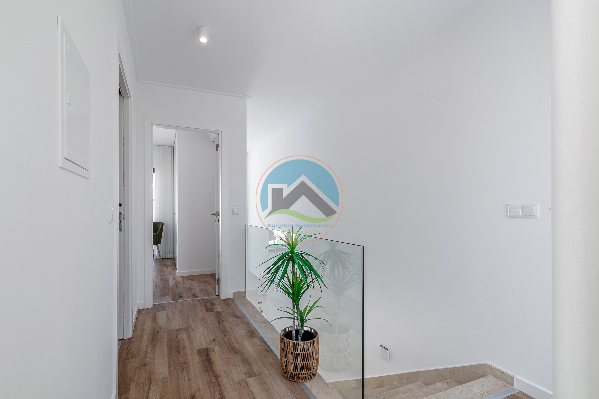 Moradia de arquitectura moderna com piscina privada — Foto 26