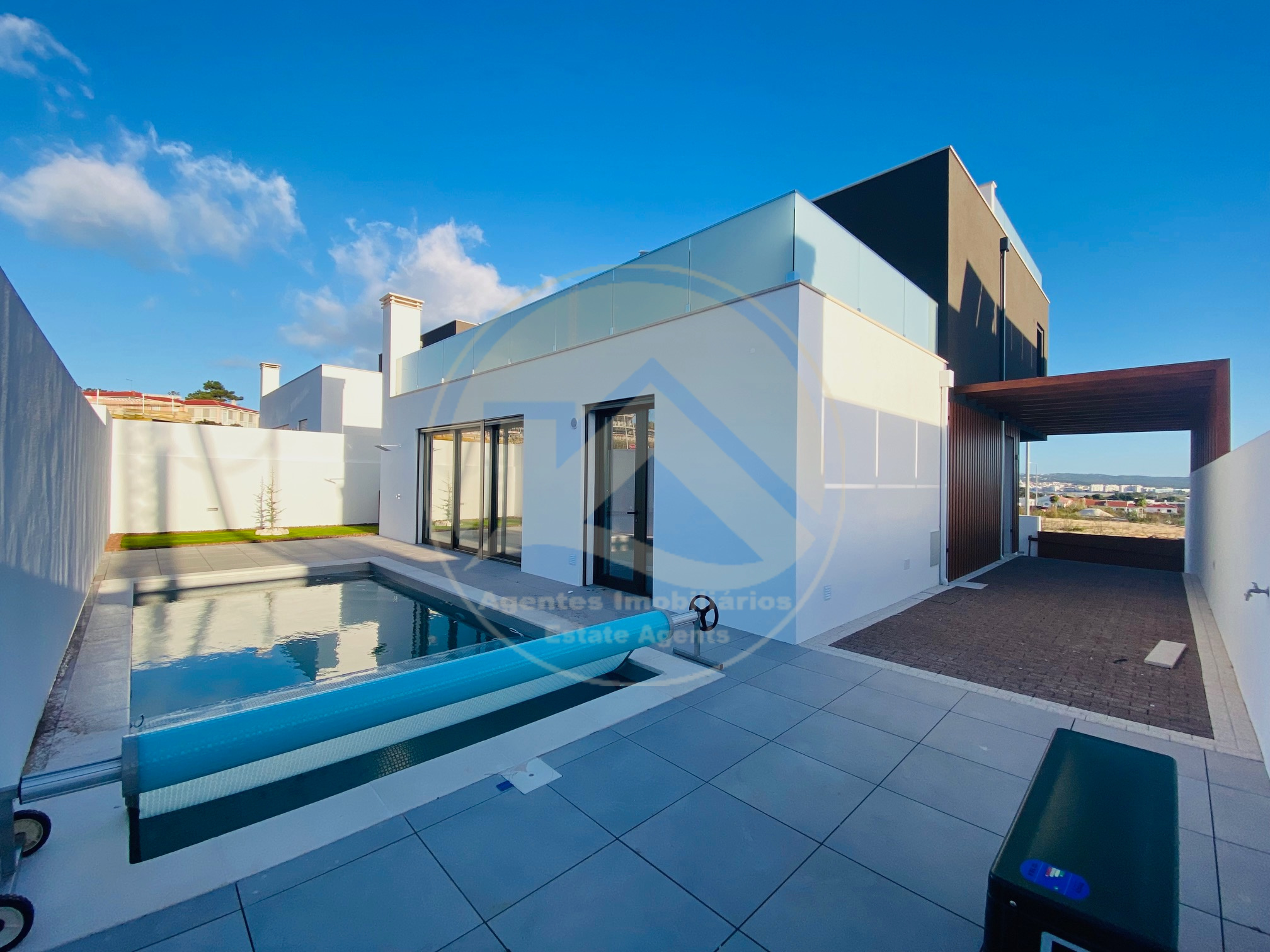 Top quality villas with swimming pool - in a development near the beach and sea