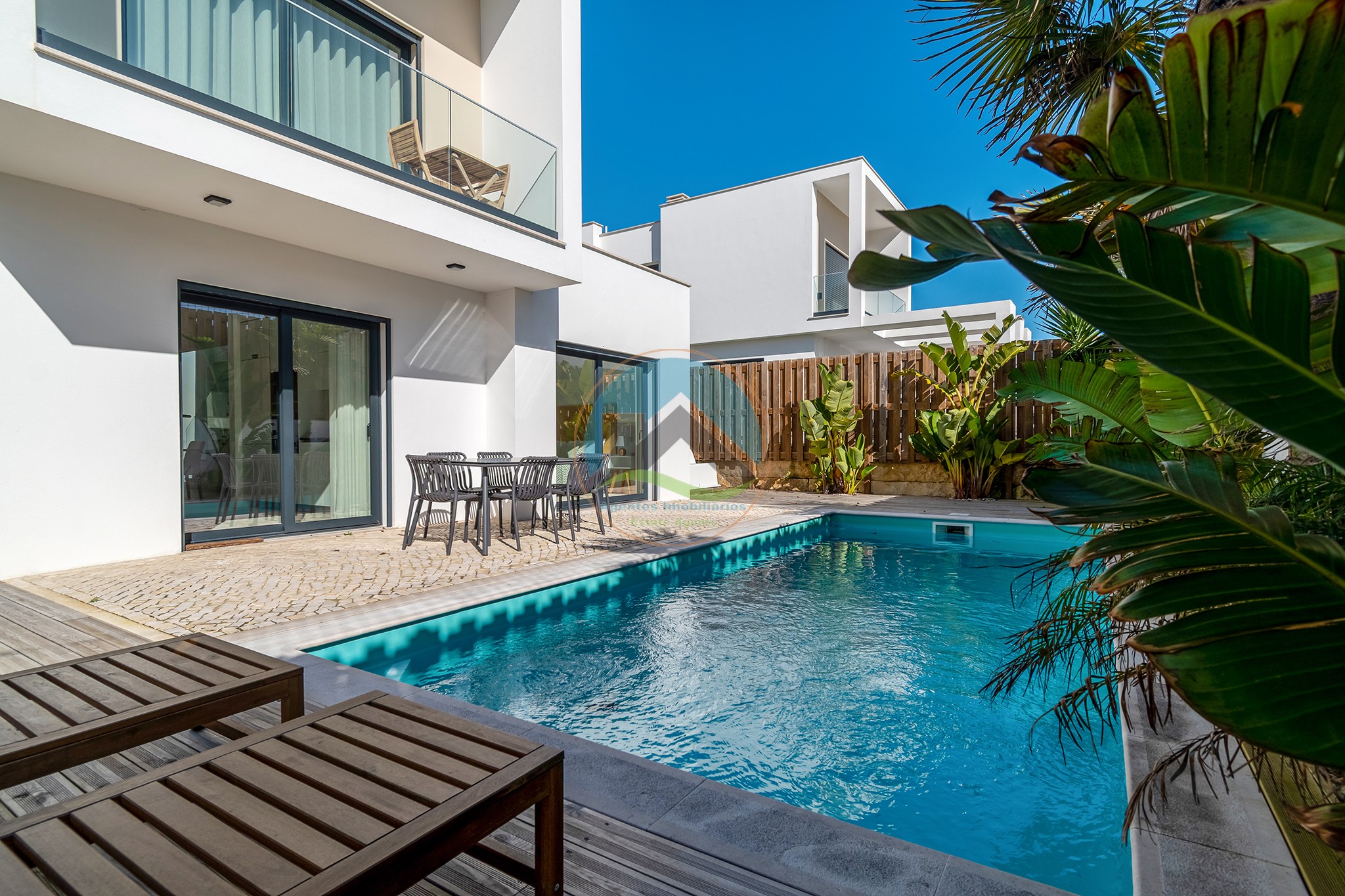 Moradia de arquitectura moderna com piscina privada — Foto 7