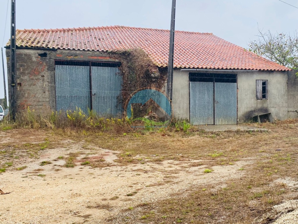 Armazém em terreno de 535m2 - a 15 kms de Caldas da Rainha
