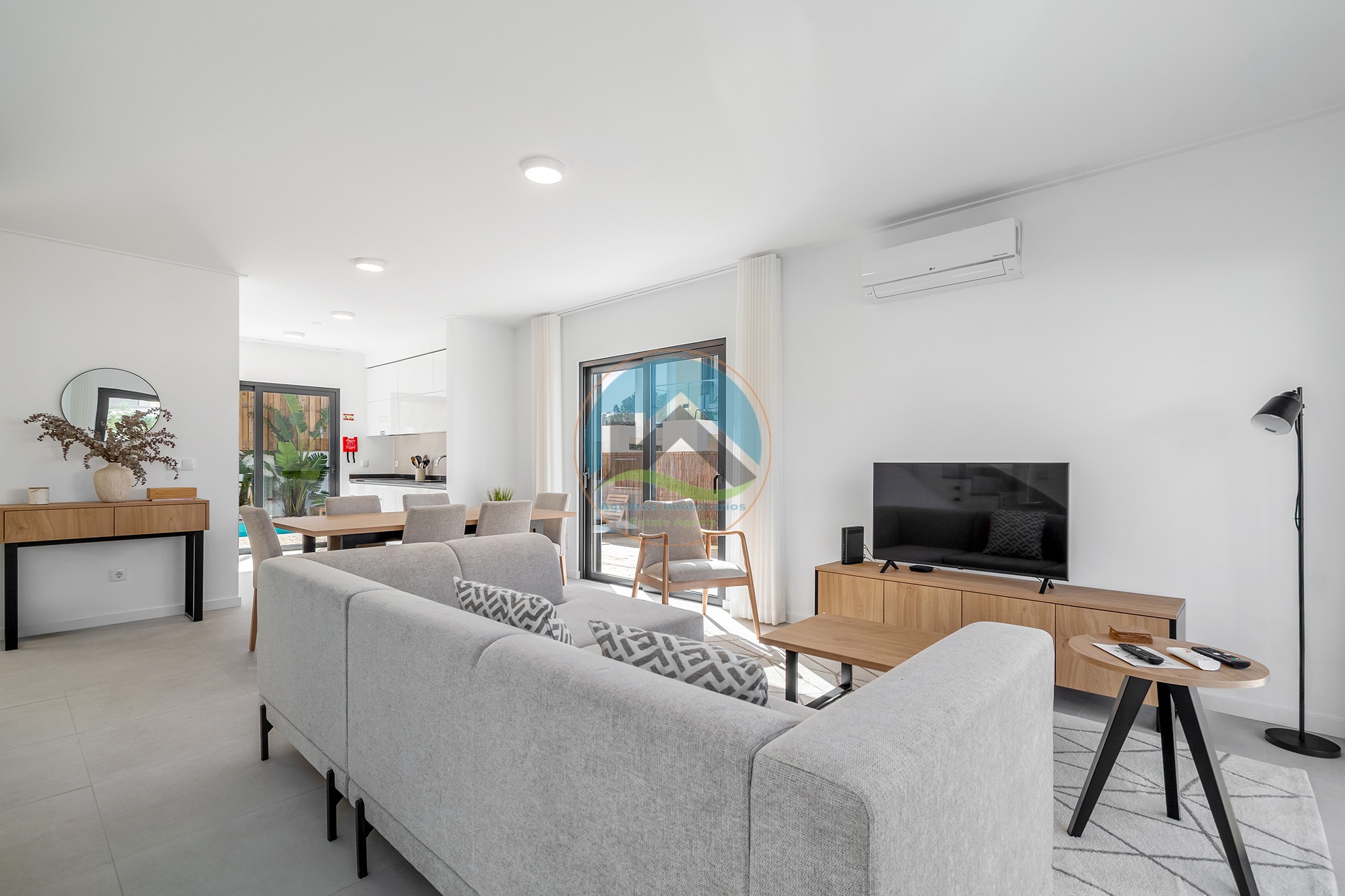 Moradia de arquitectura moderna com piscina privada — Foto 12