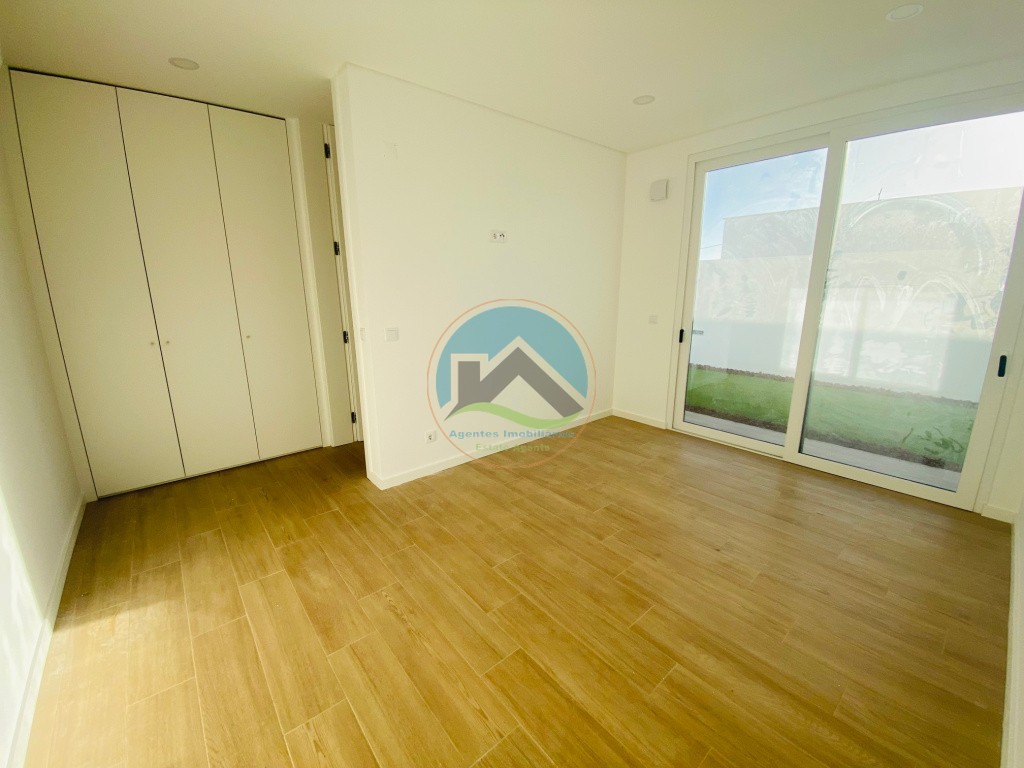Moradia T2 térrea de qualidade superior com cave - inserida em Urbanização junto da praia e mar — Foto 13