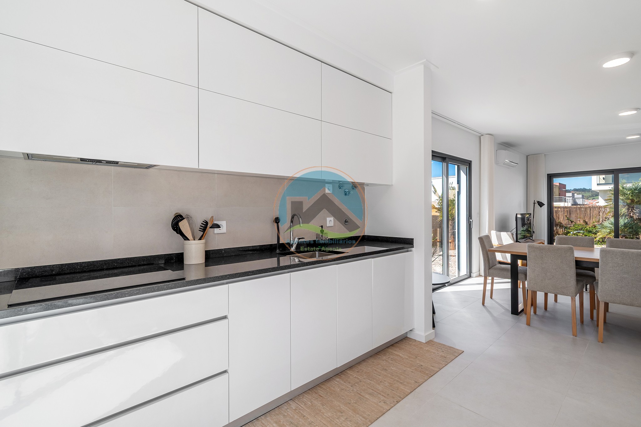 Moradia de arquitectura moderna com piscina privada — Foto 18