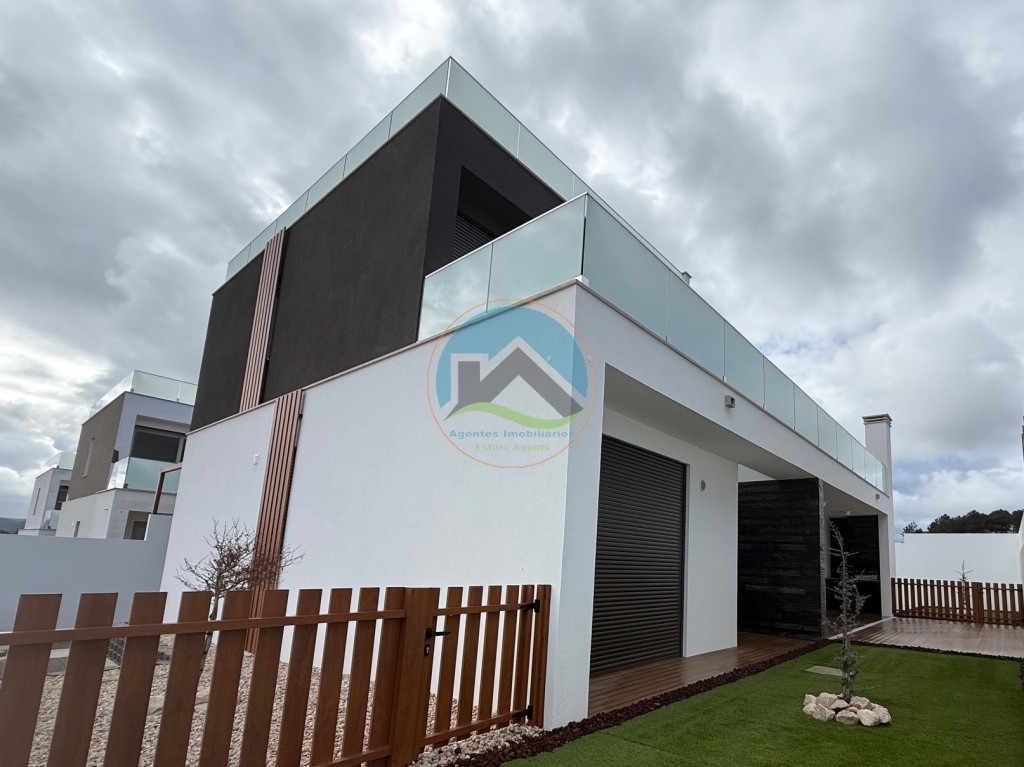 Moradias de qualidade superior com piscina - inseridas em Urbanização junto da praia e mar