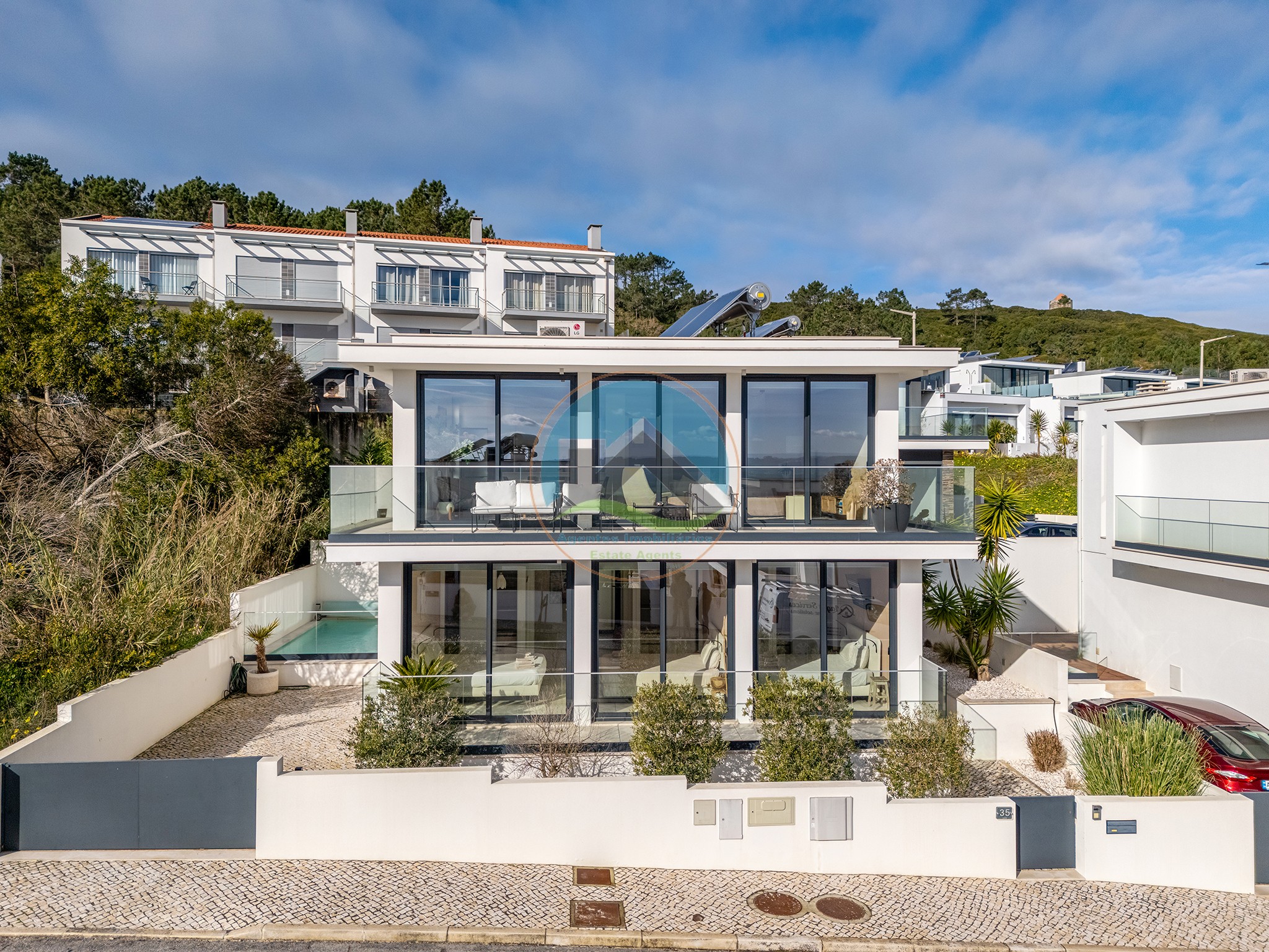 Moradia Contemporânea com Jardim e Piscina em Salir do Porto