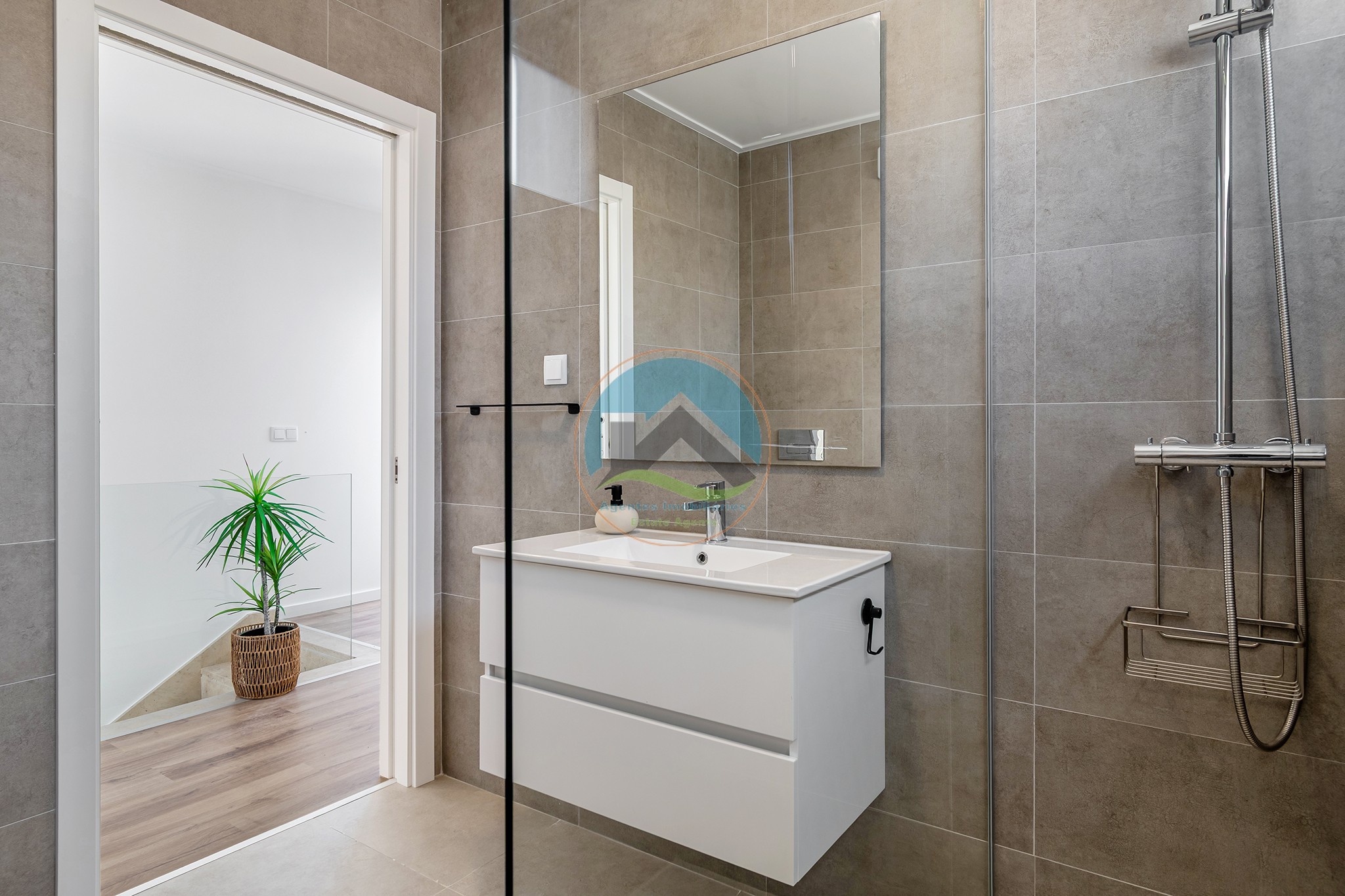 Moradia de arquitectura moderna com piscina privada — Foto 27