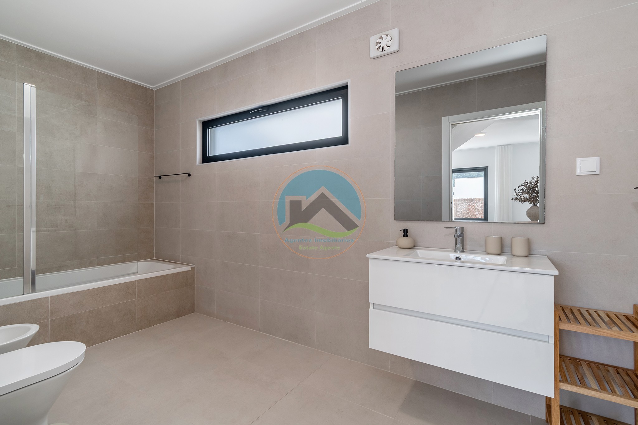 Moradia de arquitectura moderna com piscina privada — Foto 32