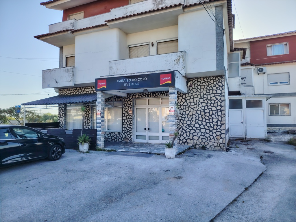 Prime Commercial Space on the EN8 / Tornada Road