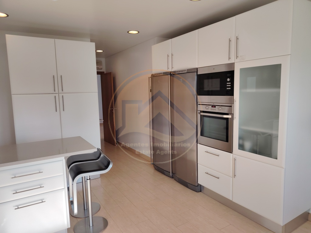 Villa contemporânea com piscina — Foto 35