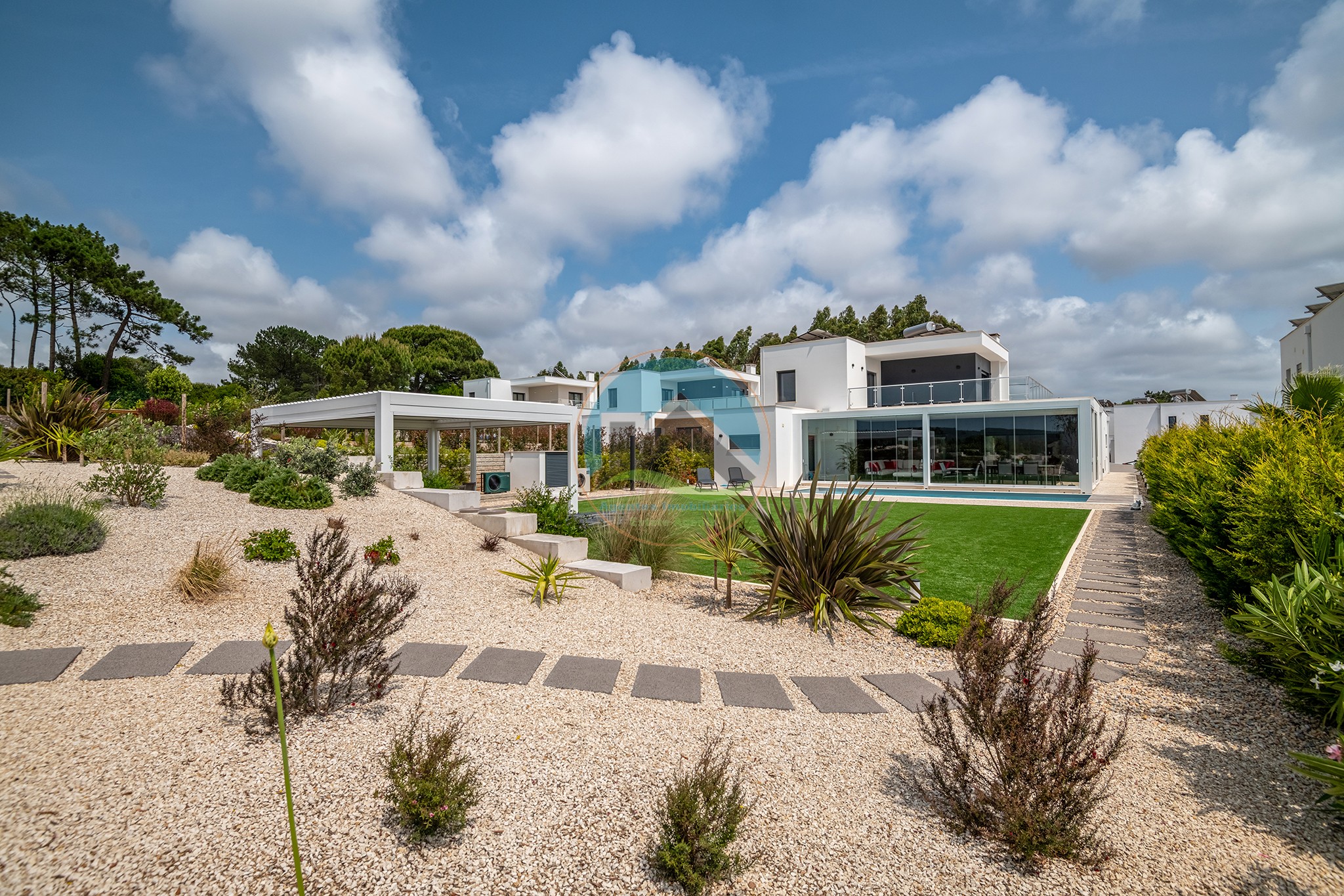 Moradia de luxo contemporânea com tecnologia de ponta, junto