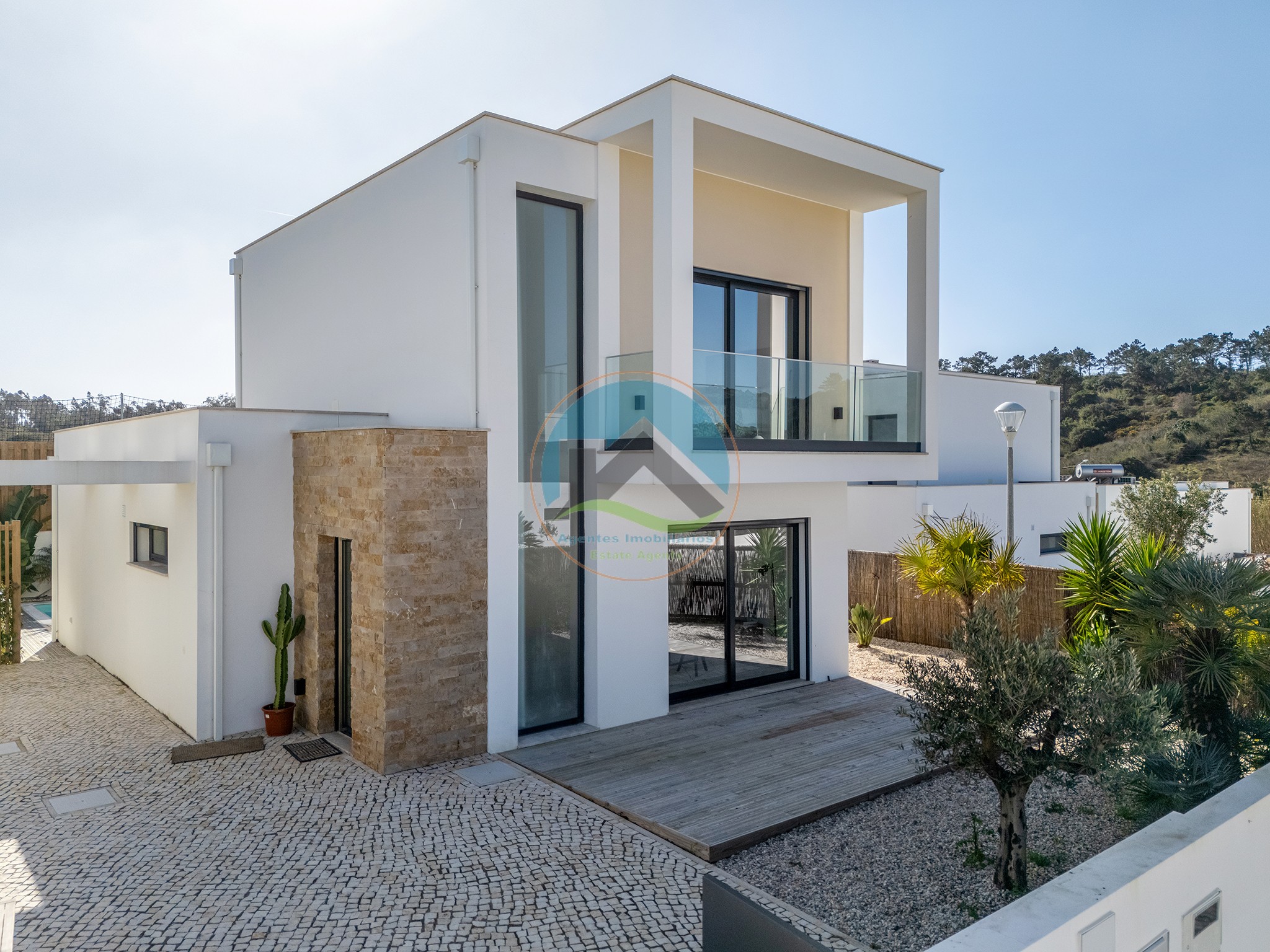Moradia de arquitectura moderna com piscina privada