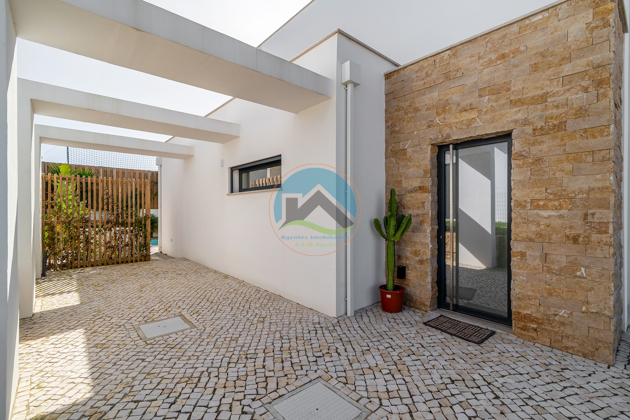 Moradia de arquitectura moderna com piscina privada — Foto 3