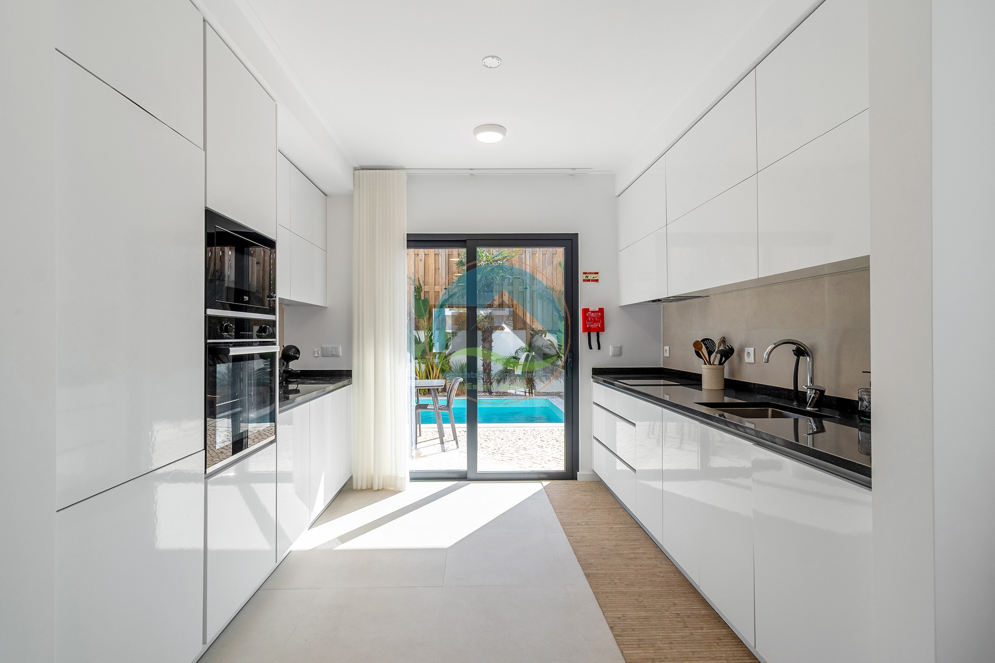 Moradia de arquitectura moderna com piscina privada — Foto 17