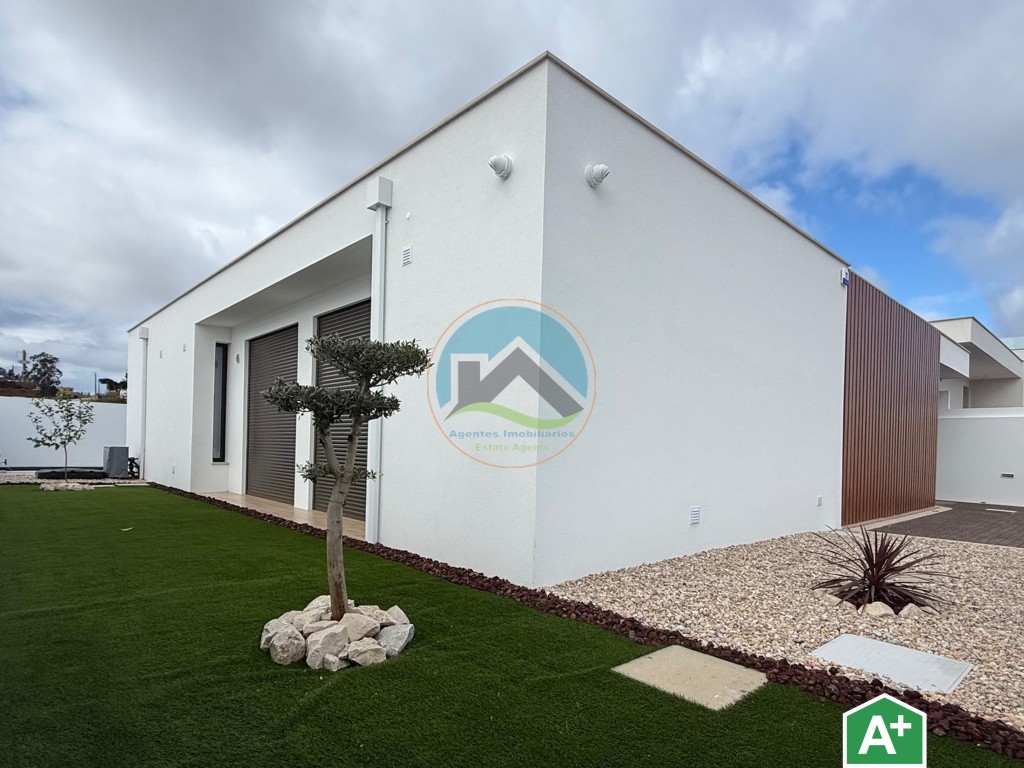 Moradia T2 térrea de qualidade superior com cave - inserida em Urbanização junto da praia e mar